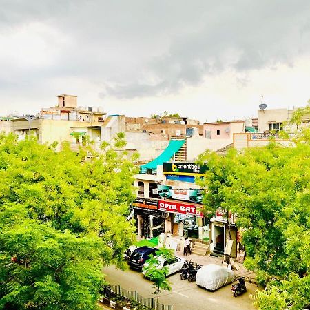 Qotel Hotel Rajouri Garden Above Ritu Marbles, Near Rajouri Garden Metro Station-Couple Friendly 新德里 外观 照片