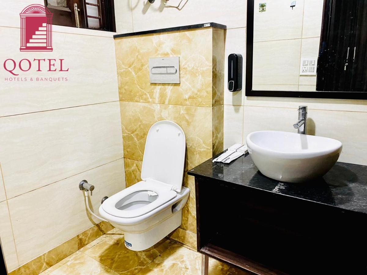 Qotel Hotel Rajouri Garden Above Ritu Marbles, Near Rajouri Garden Metro Station-Couple Friendly 新德里 外观 照片