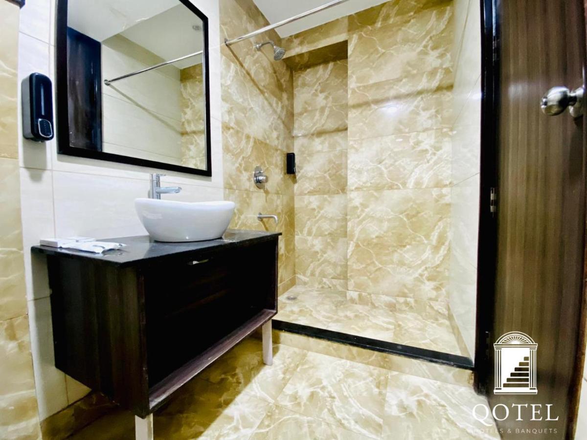 Qotel Hotel Rajouri Garden Above Ritu Marbles, Near Rajouri Garden Metro Station-Couple Friendly 新德里 外观 照片