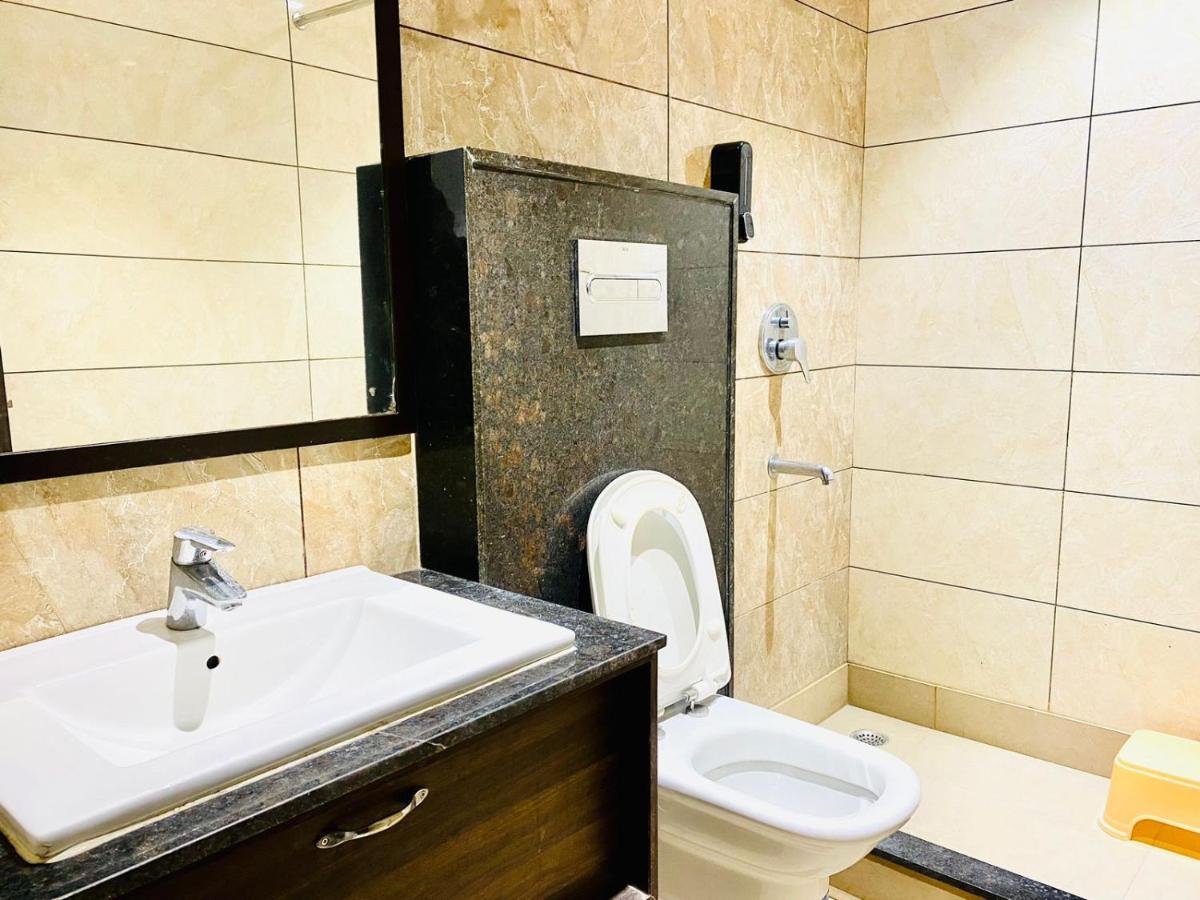 Qotel Hotel Rajouri Garden Above Ritu Marbles, Near Rajouri Garden Metro Station-Couple Friendly 新德里 外观 照片