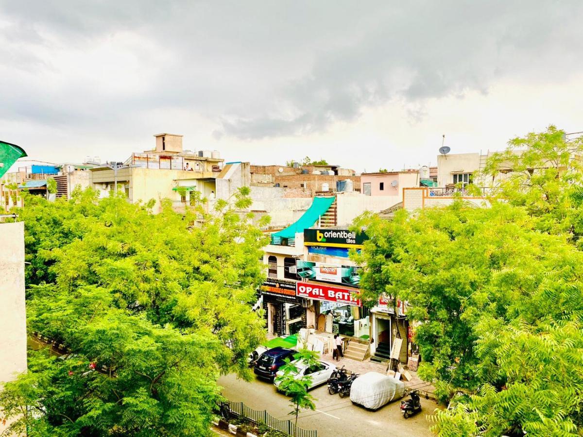 Qotel Hotel Rajouri Garden Above Ritu Marbles, Near Rajouri Garden Metro Station-Couple Friendly 新德里 外观 照片
