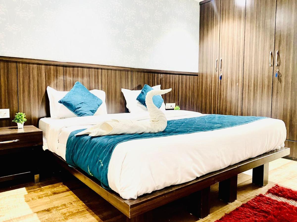 Qotel Hotel Rajouri Garden Above Ritu Marbles, Near Rajouri Garden Metro Station-Couple Friendly 新德里 外观 照片
