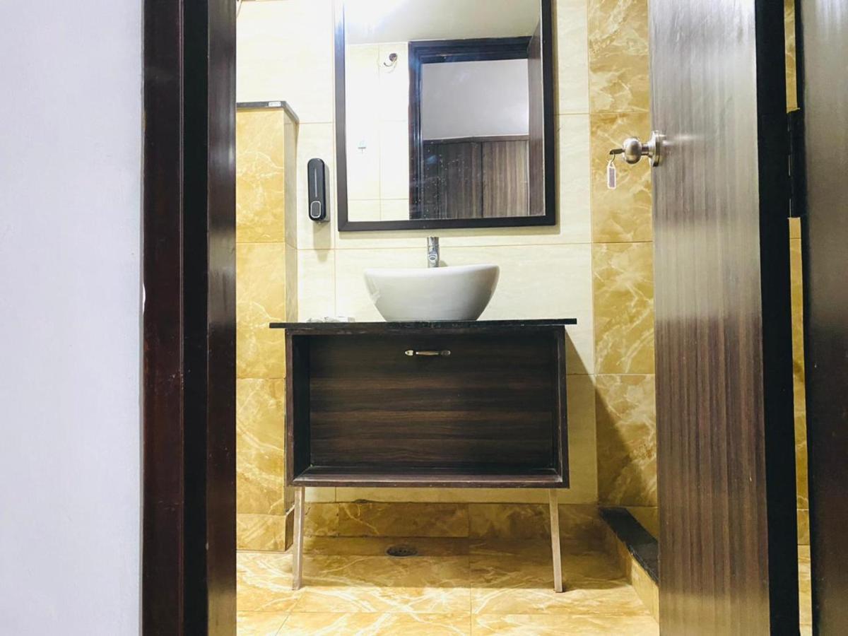 Qotel Hotel Rajouri Garden Above Ritu Marbles, Near Rajouri Garden Metro Station-Couple Friendly 新德里 外观 照片