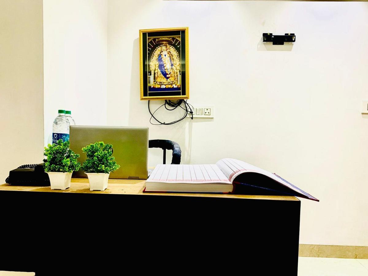 Qotel Hotel Rajouri Garden Above Ritu Marbles, Near Rajouri Garden Metro Station-Couple Friendly 新德里 外观 照片