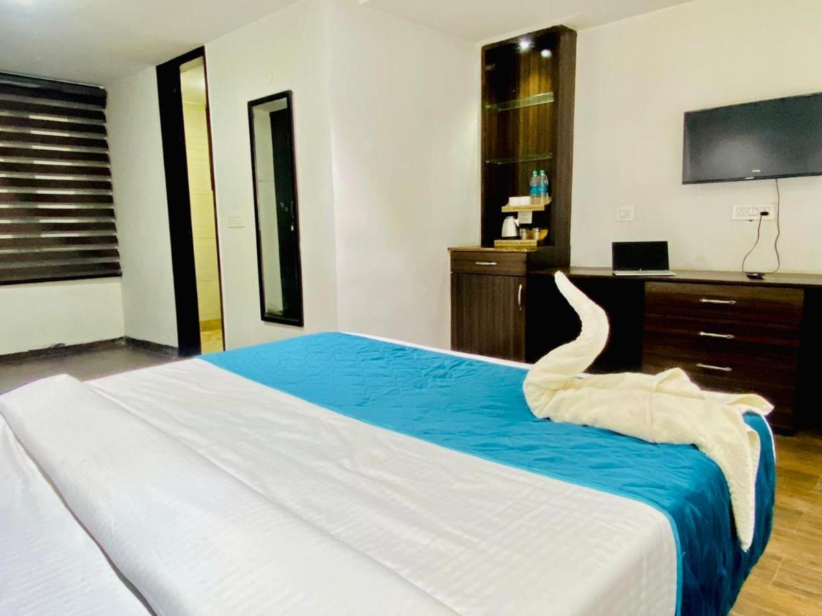 Qotel Hotel Rajouri Garden Above Ritu Marbles, Near Rajouri Garden Metro Station-Couple Friendly 新德里 外观 照片